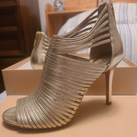 MK Metallic Leather Heal - Picture 4 of 8